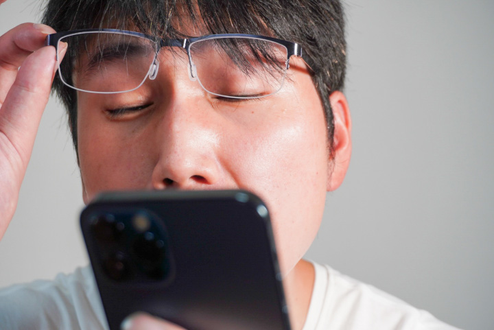 乱視に悩む男性